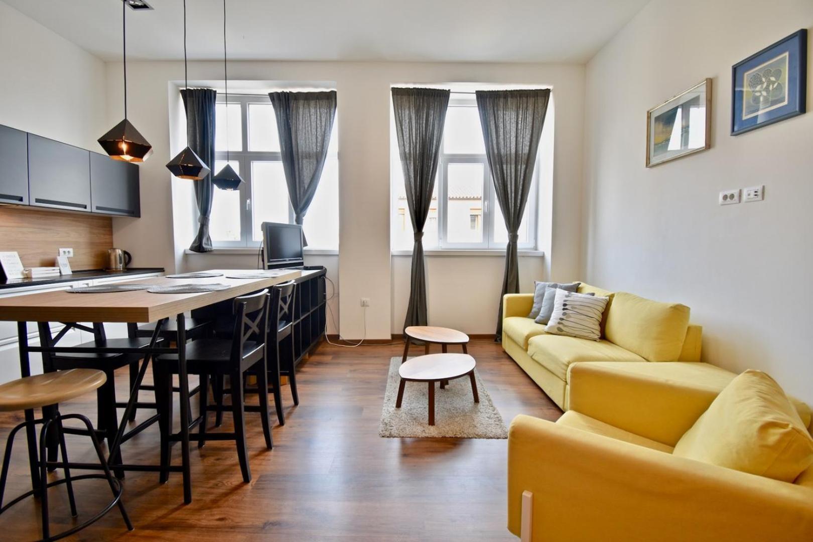 Modern With 2 Bedrooms Near Arena