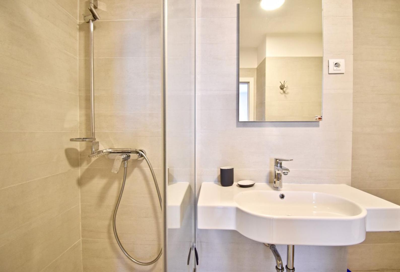 Modern With 2 Bedrooms Near Arena Apartman *