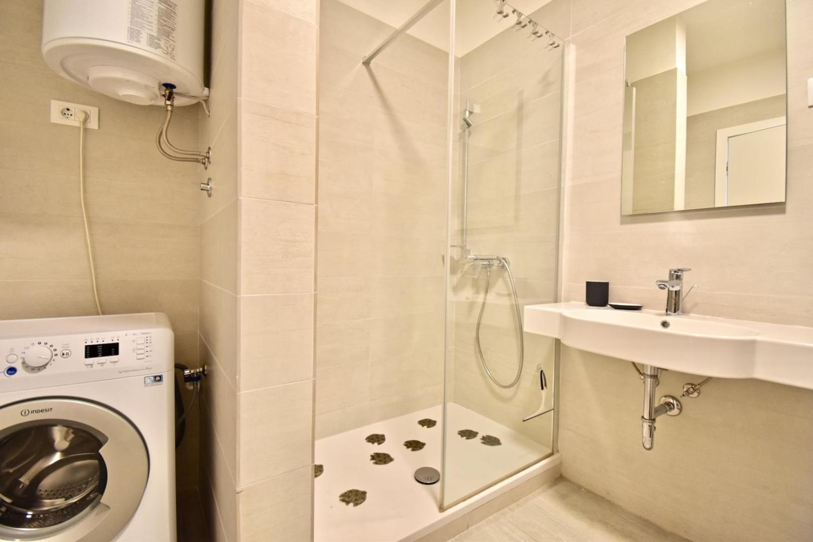 Apartman Modern With 2 Bedrooms Near Arena